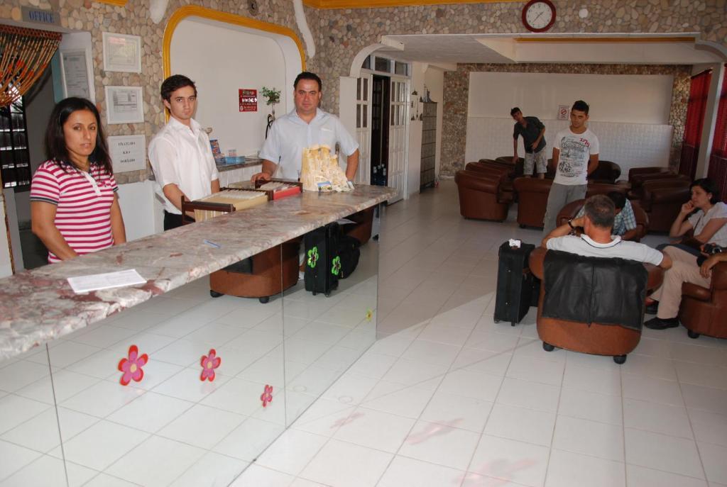 Club Prestige Hotel คูซาดาซี ภายนอก รูปภาพ