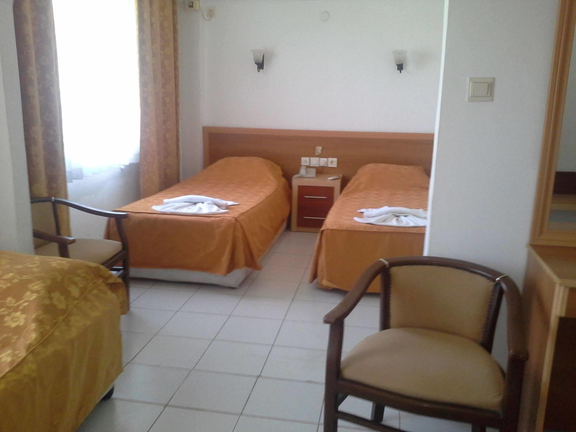 Club Prestige Hotel คูซาดาซี ภายนอก รูปภาพ